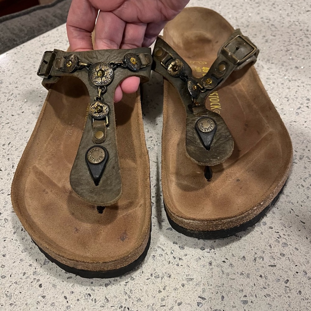 Reduced-Birks Gizeh Women's Leather Sandals in Sage Green w/ Decorative Hardware